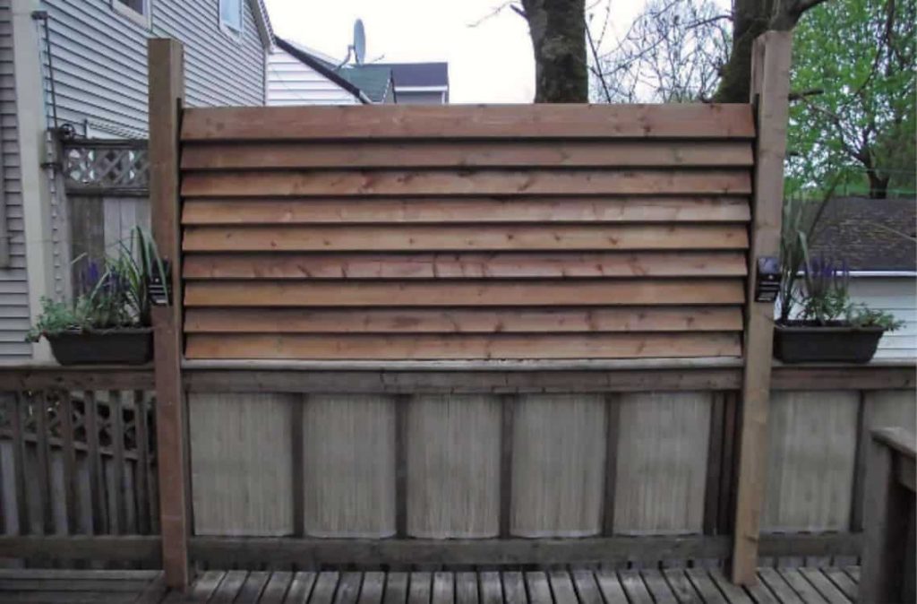 A privacy wall with FLEXfence louvers closed