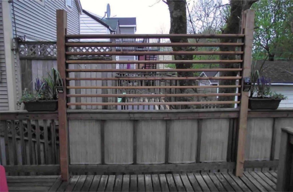 A privacy wall with FLEXfence louvers open