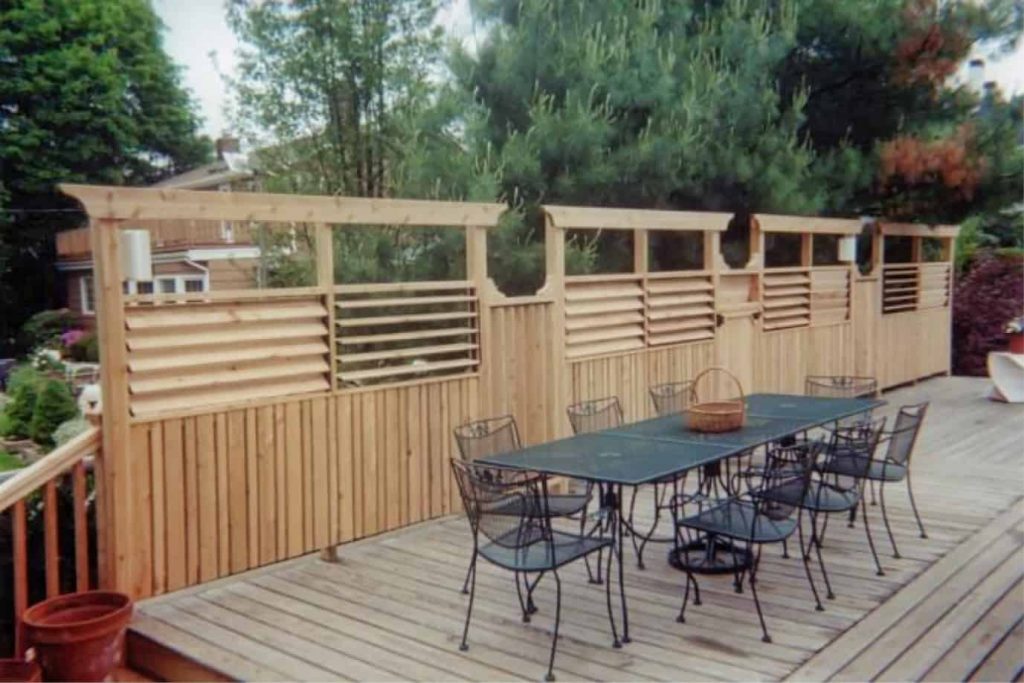 The deck louvers prepared with FLEXfence DIY louver system, are opened and positioned, giving the louvered privacy wall a dynamic look.