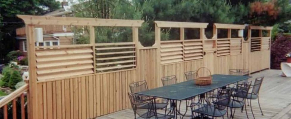 Contractors using FLEXfence to build louvered fence